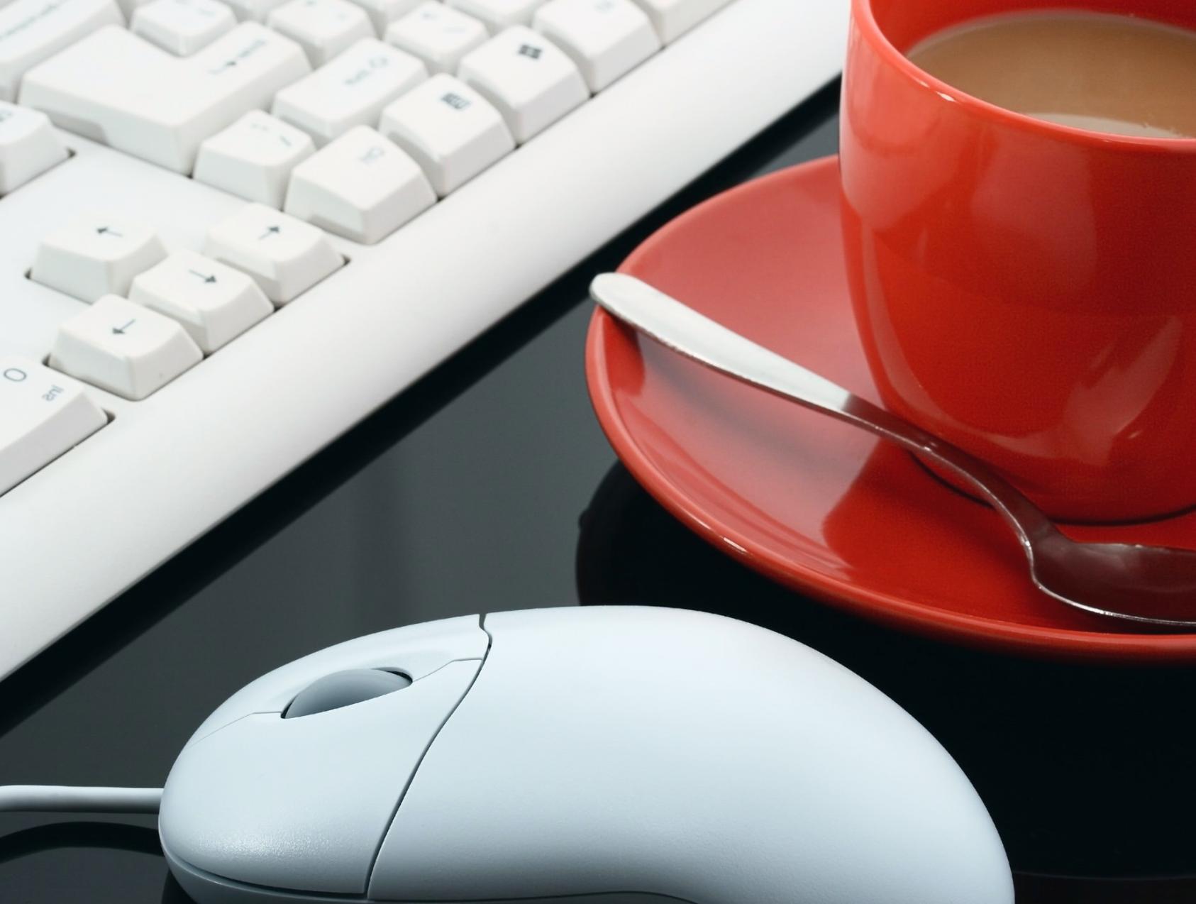 Espacio de trabajo colaborativo con estudiantes desarrollando proyectos de tecnología financiera