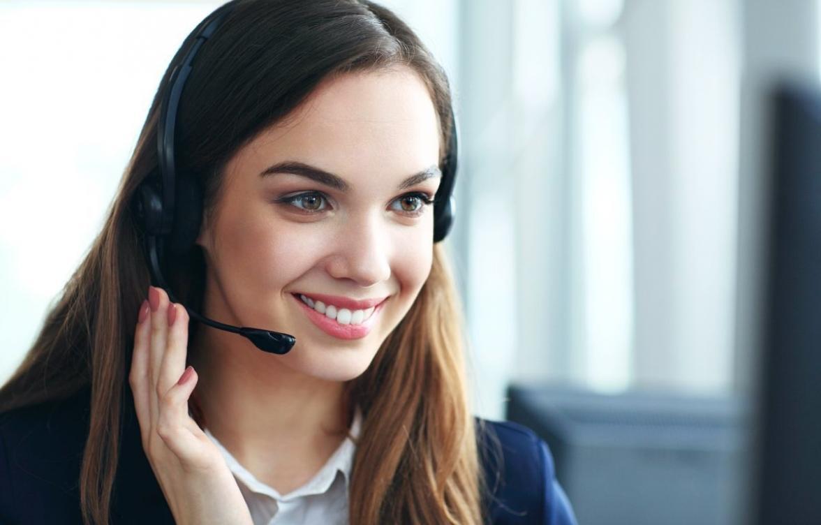 Equipo de Beluxalivia revisando interfaces de usuario en sesión colaborativa