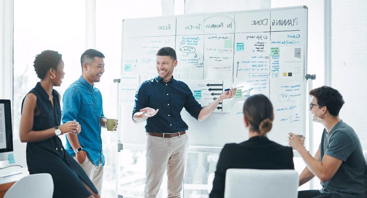 Análisis de métricas financieras en pantalla mostrando dashboard de Beluxalivia